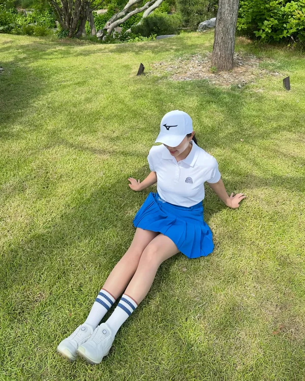 미즈노 모자를 쓰고 잔디에 앉아 웃는 강소율 프로