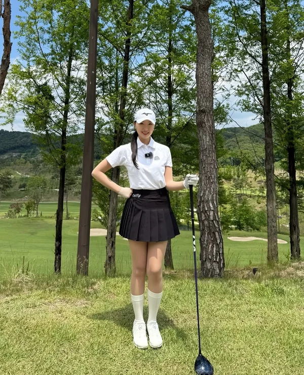 필드에서 한 손을 허리에 올리고 선 강소율 프로 전신