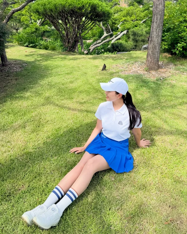 파란 스커트 차림으로 잔디에 앉은 강소율 프로
