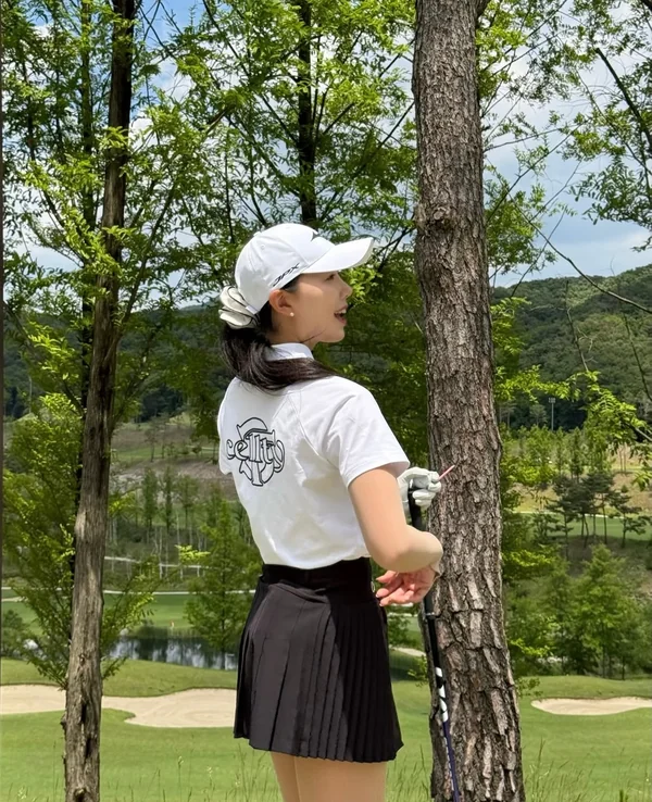 셀티 셔츠를 입고 뒤돌아보는 강소율 프로