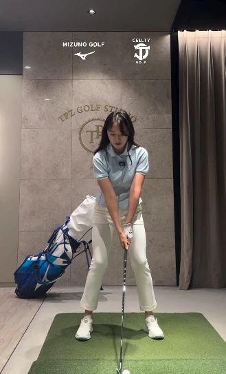 미즈노 · 셀티 로고가 걸린 실내 스튜디오에서 어드레스하는 강소율 프로